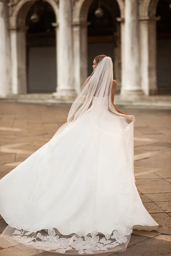 Abito da sposa in raso a pieghe con scollo a cuore, maniche lunghe, stile rurale, con spacco